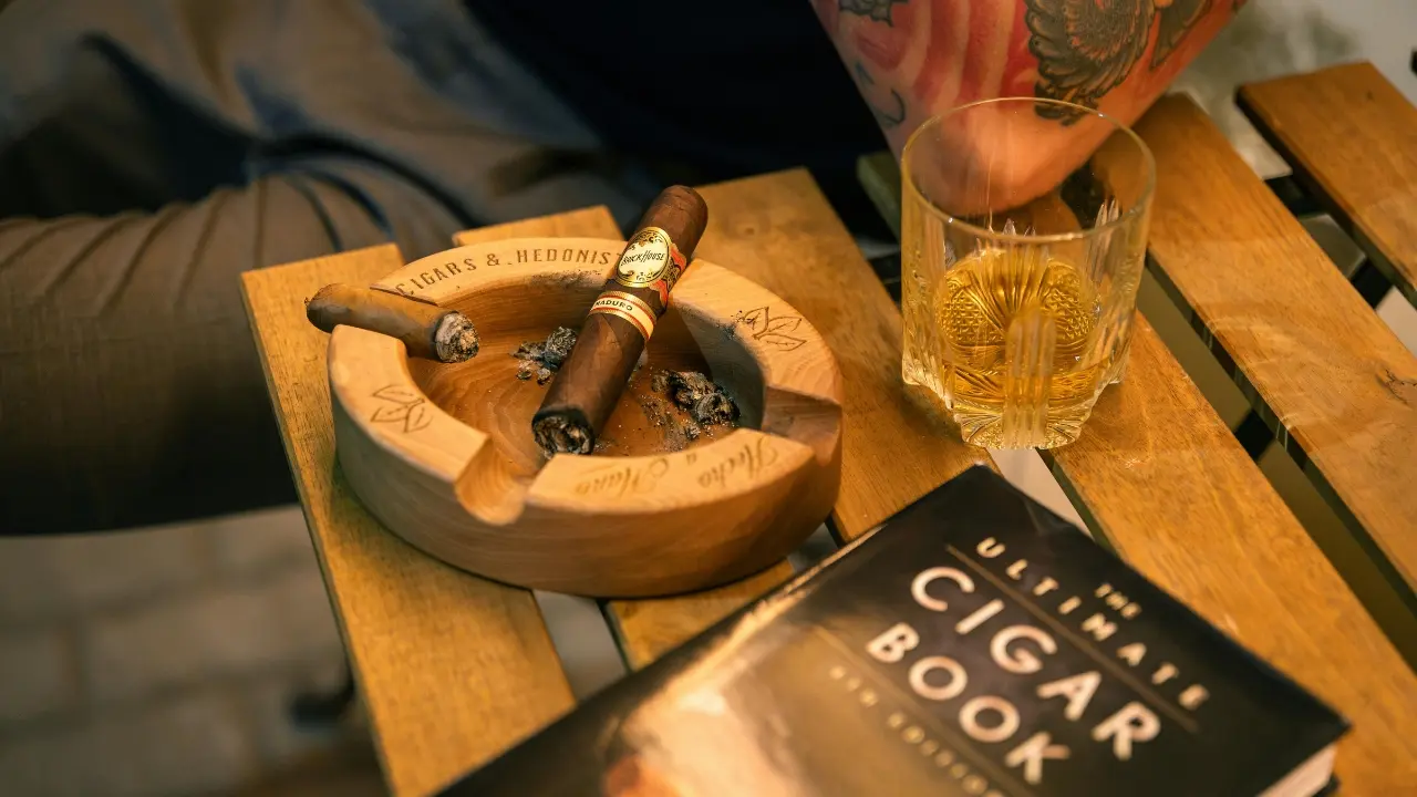 Cách hút xì gà toát lên khí chất thượng lưu